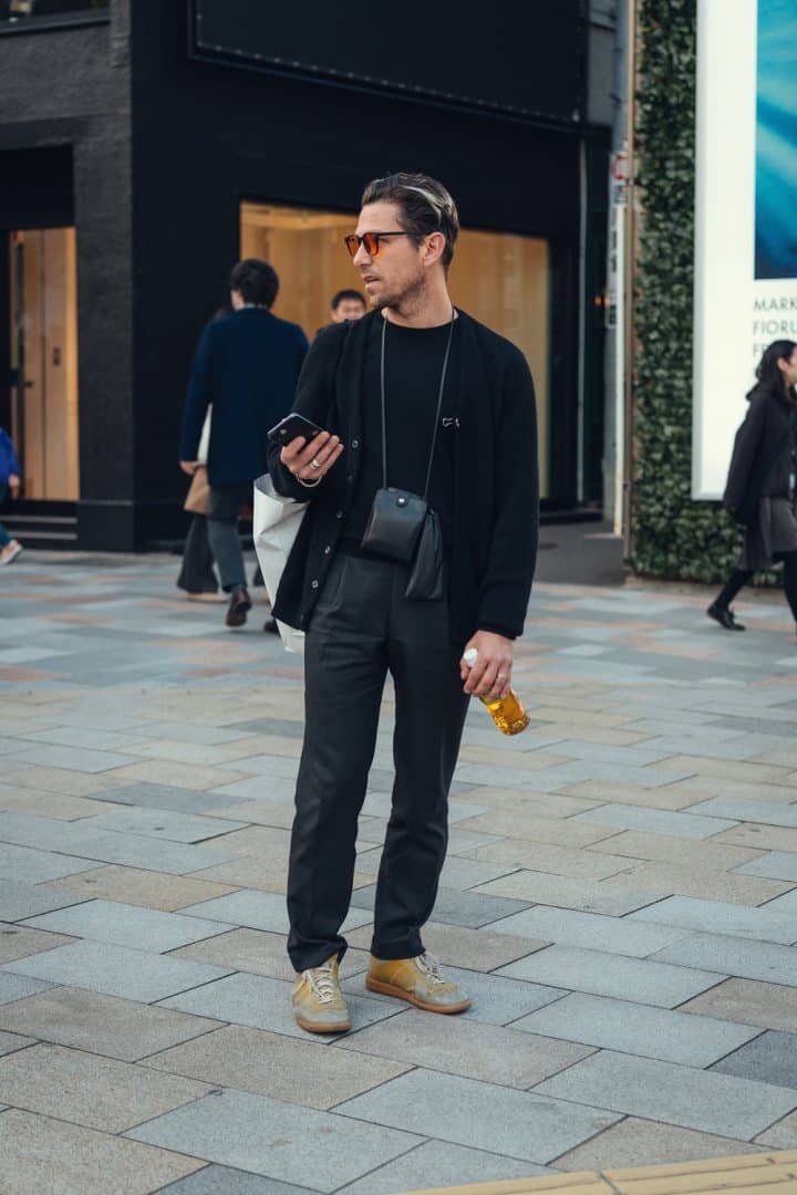 Petite pochette noire — Tokyo Street Style